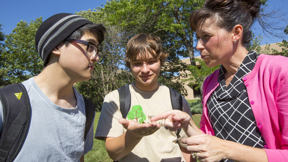 Tiffany Heng-Moss (right) talks honey bees during an Entomology 115 class event on Sept. 26. Heng-Moss received the 2013 National Teaching Award for Food and Agricultural Sciences.