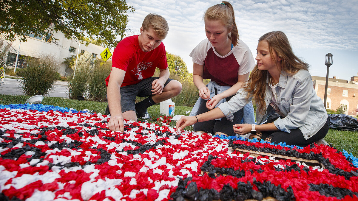 Huskers work on a 2018 homecoming yard display on Sept. 27. The displays will be completed by 10:30 a.m. Sept. 28 and judged by noon.