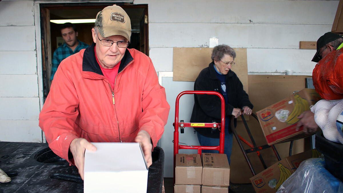 A Lynch resident buys groceries at Valley Foods Cooperative.