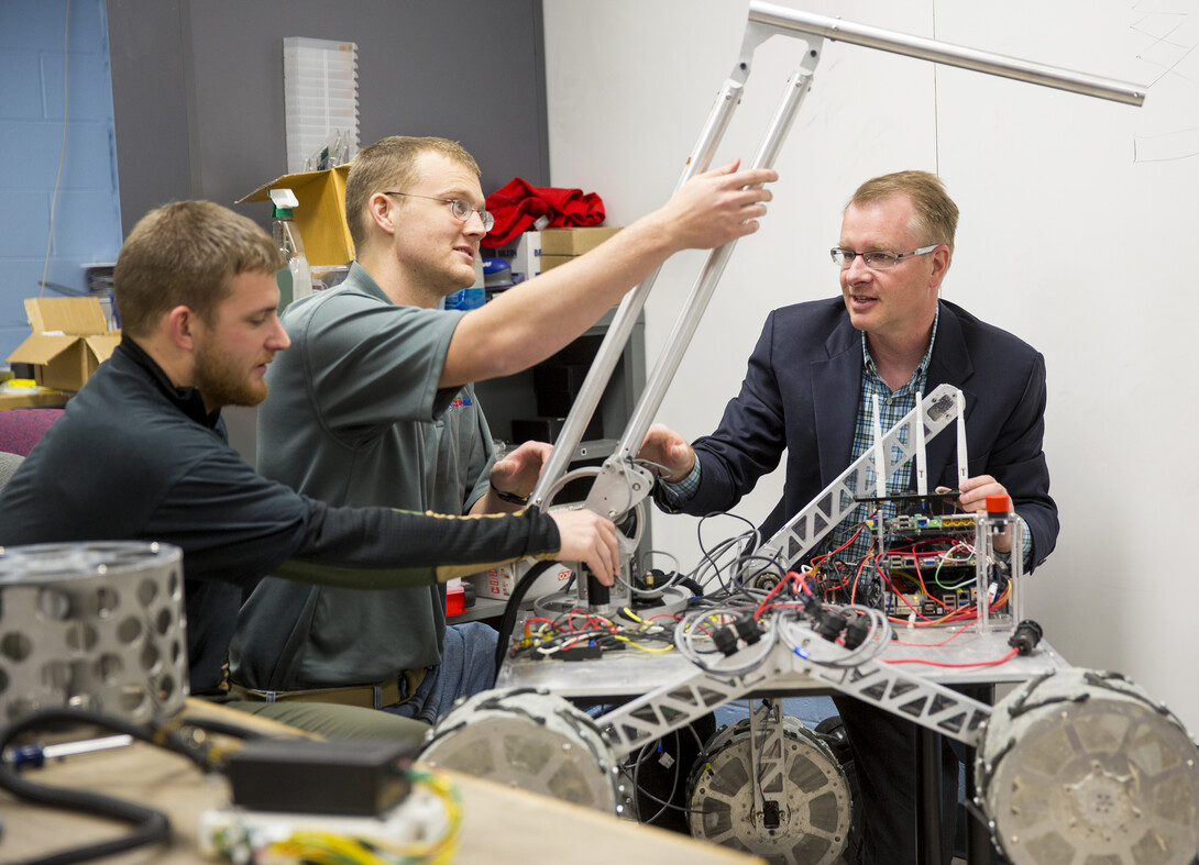 Shane Farritor (right) works with students in his lab.