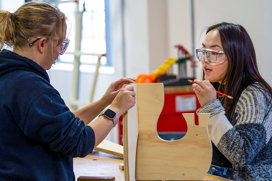 Elizabeth Loftus (left) and Caroline Gomel (right) begin assembly of their project.