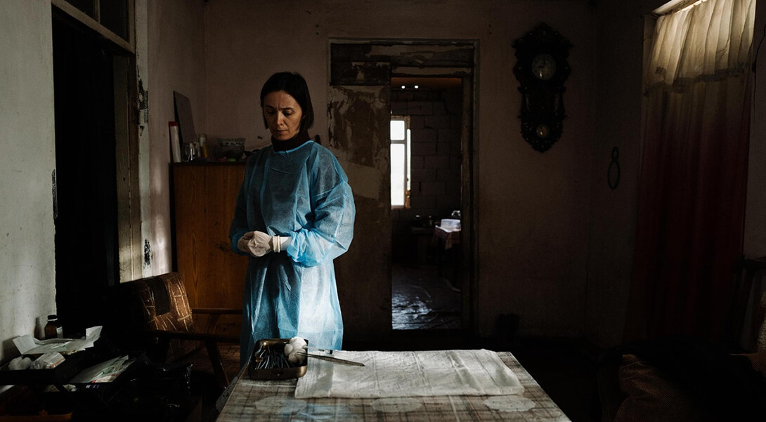 Skilled obstetrician Nina is accused of malpractice when a baby dies during delivery.