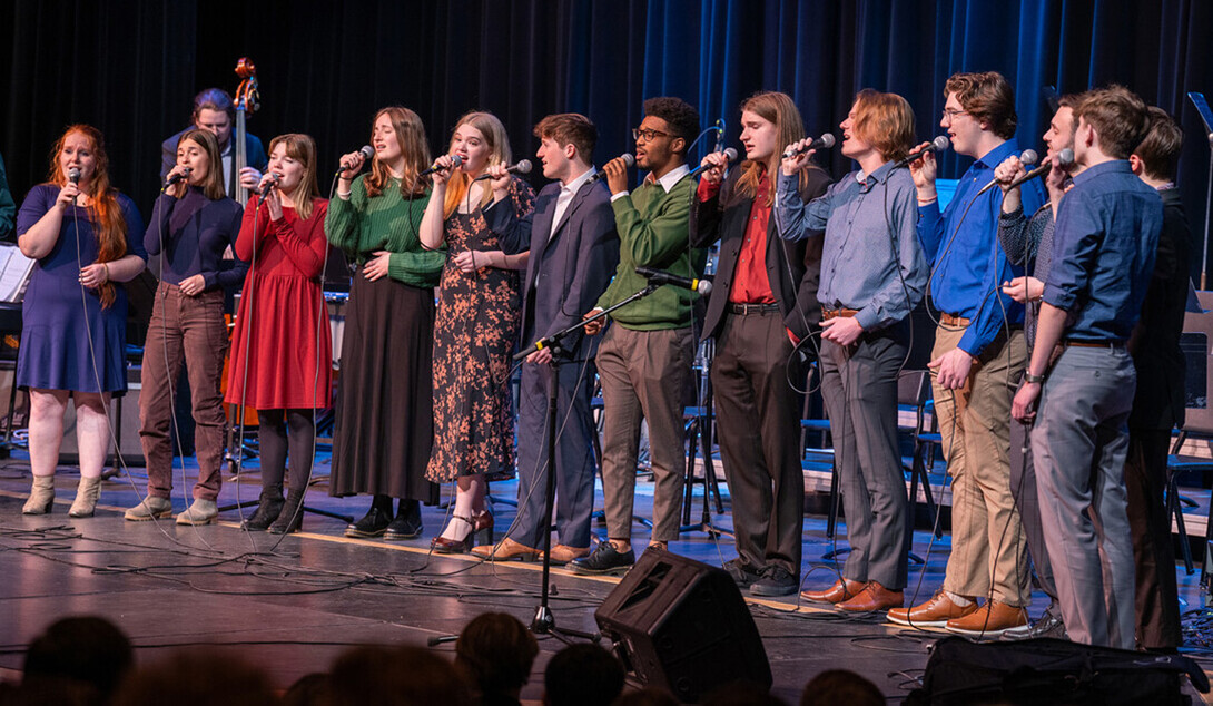 Jazz Singers perform.