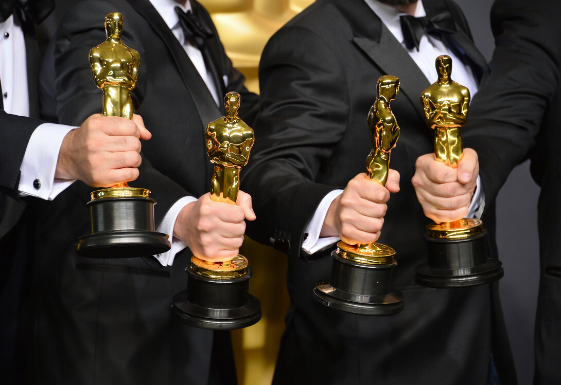 Winners holding Oscar statuettes