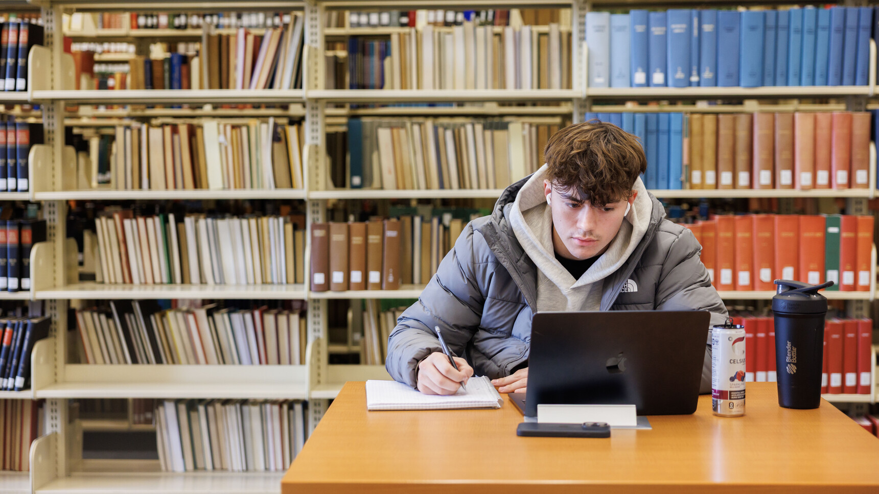Kyler Elliott, a nutrition and health sciences major, studies at a desk in Love Library.